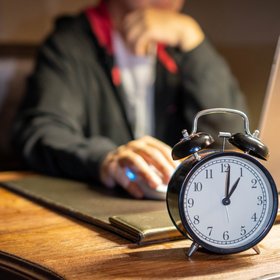 47% россиян сталкивались с переработками, а каждому пятому за это даже не заплатили