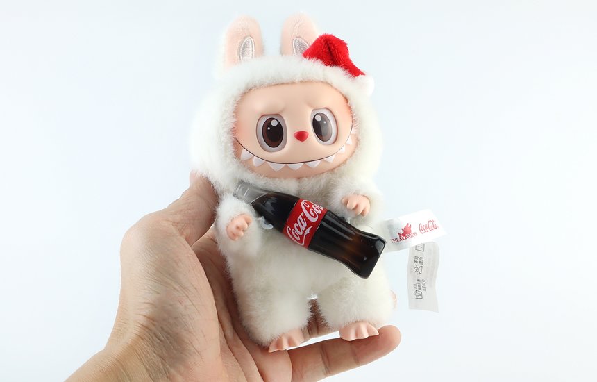 Коллаборация Labubu и Coca-Cola. Куклы Labubu, за которыми взрослые люди стоят в очередях: что это за игрушки и почему все их хотят