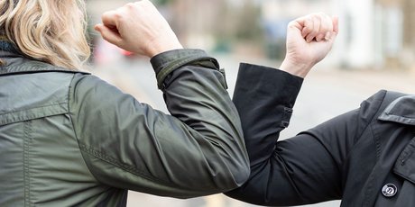 Нерукопожатные: как коронавирус превратил привычку здороваться за руку в биологическое оружие