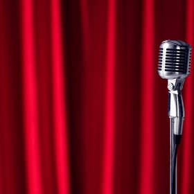 В соцсетях вирусятся старые выступления Елены Степаненко, зумеры называют ее «королевой женского стендапа»