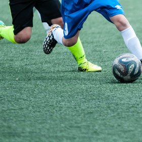 «Рожайте вы детей, занимайтесь мужьями. Каждый раз, когда женщину ставят главным арбитром, смешные вещи начинаются», — комментатор футбольного матча раскритиковал девушку-арбитра