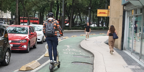 63% россиян считают, что нужно запретить электросамокатчикам и велосипедистам ездить по тротуарам
