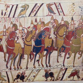 Британские ученые спорят, сколько кинжалов и фаллосов изображено на гобелене XI века