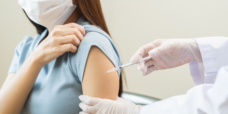 Ученые опубликовали исследование о связи вакцин от коронавируса с развитием рака, но сайт сразу взломали, а статью заблокировали