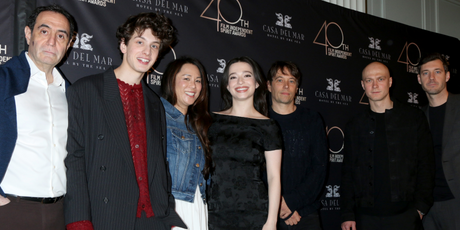 Художник воспроизвел сцены из фильма «Анора» в стиле дымковской игрушки. Марк Эдельштейн в восторге и шлет ему кружочки