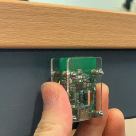 Британский инженер создал устройство для офисных прокрастинаторов — оно сворачивает окна на компьютере при приближении начальника