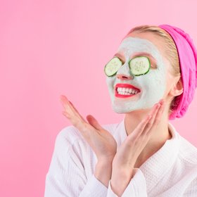 В соцсетях новый тренд на “wellnessmaxxing”, когда люди одновременно выполняют несколько уходовых процедур и занимаются спортом