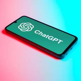 ChatGPT продолжает льстить пользователям: например, очень хвалит идею продавать экскременты на палочке