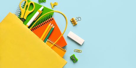 В соцсетях новый тренд на «аналоговые сумки» с кроссвордами, планерами и другими активностями, которые помогают оторваться от экранов гаджетов