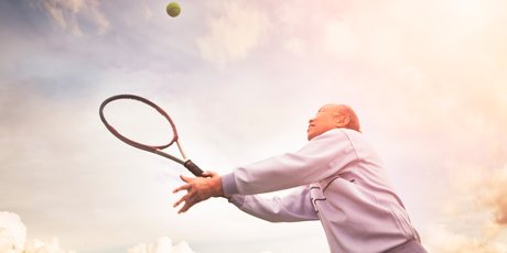 «Никогда не поздно начать». 5 здоровых привычек от 80-летнего доктора и эксперта по долголетию