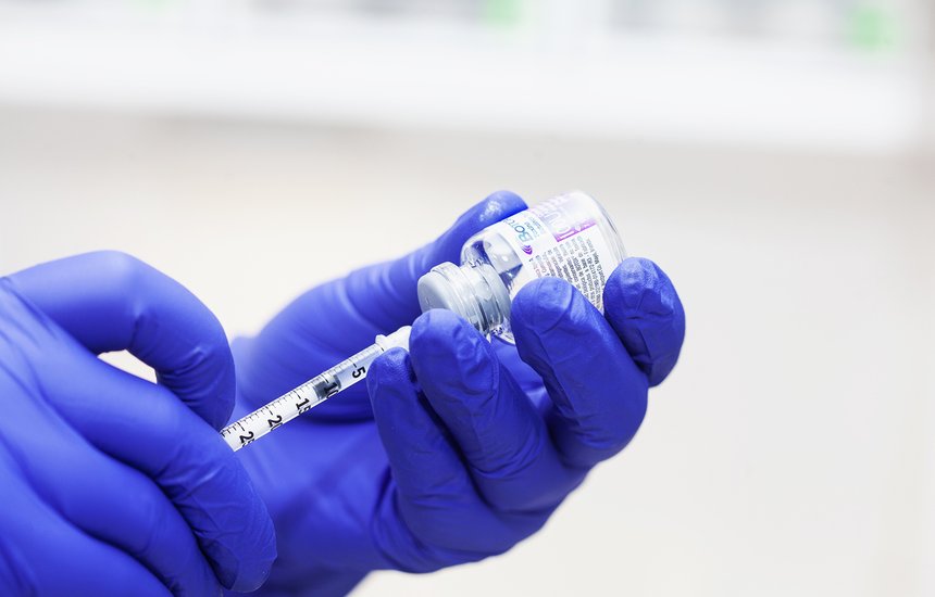 лечение, медицина, руки, уход за кожей, кожа, бутылка, офис, дерма, морщины, шприц, против старения, эстетическая медицина, личная гигиена, токсин, белый, хорошее самочувствие, эстетическое лечение, эпидермис, ботулотоксин, крупный план, кабинет врача, уход за кожей, дерматолог, ботокс, ботулинический, здоровье, медицина, эстетика, люди, врач, дерматология, крупный план, специалист, человек, старение, консультация, инъекция, инъекция, возраст, уход;