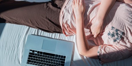 "Прокрастинация из мести": как мы саботируем свой здоровый сон и что с этим делать
