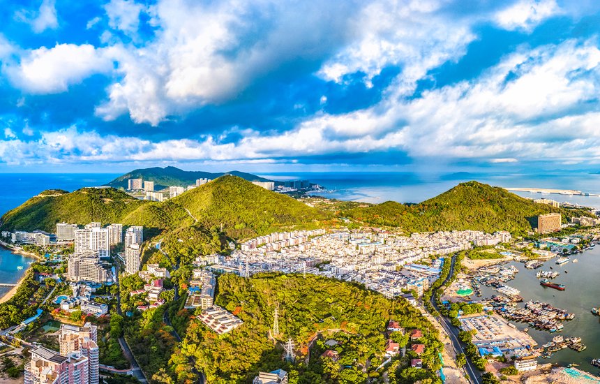 город, гавань, туризм, Хайнань, воздушный, живописный, праздник, здание, море, лето, красивый, гора, морской пейзаж, вид, городской пейзаж, отель, отпуск, достопримечательность, курорт, солнечно, Европа, архитектура, небо, путешествие, городок, природа, старый, Азия, Санья, вода, Средиземноморье, побережье, искусственный, Феникс, достопримечательность, панорама, синий, Китай, океан, пляж, рай, река, путешествие, пейзаж;