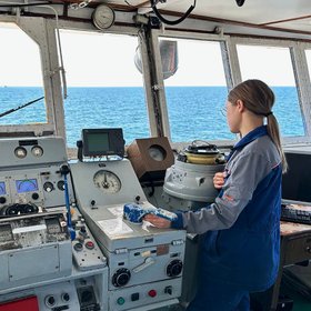 «Я об этой профессии с шестого класса мечтала»: каково это — быть старшим мотористом-рулевым, если тебе 20 лет и ты девушка