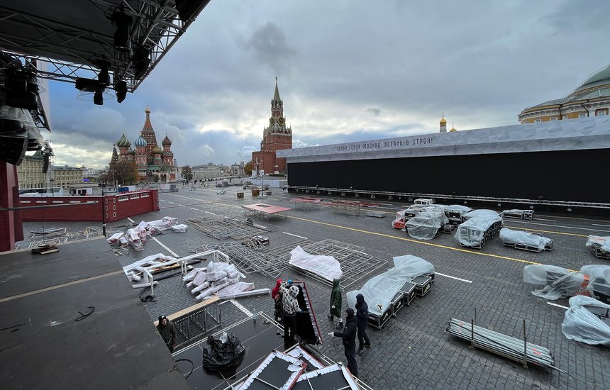 «Мы можем устроить концерт даже в открытом поле, если нам проведут электричество»: концертный звукорежиссер о тонкостях своей профессии