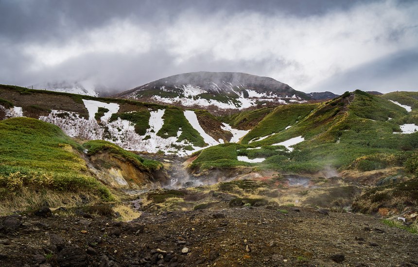 красочный ландшафт, природная красота, геологические формации, Япония, отдаленный, живописный, потрясающий, остров Итуруп, вулканические цвета, красивый, гора, природа острова, поразительный, захватывающий вид, Россия, нетронутый, высокогорье, драматический ландшафт, геологическая особенность, яркий, исследование на открытом воздухе, природа, остров, вулканические породы, кратер, чудо природы, приключения на свежем воздухе, вулканическая активность, Курильские острова, пересеченная местность, вулканический ландшафт, драматические пейзажи, дикая природа, яркие оттенки, вулкан Баранский, спокойный, красочный;