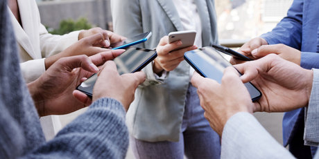 «Прошу рассмотреть возможность», «Синканемся» и «Надо было вчера»: россияне назвали самые раздражающие фразы в рабочей переписке