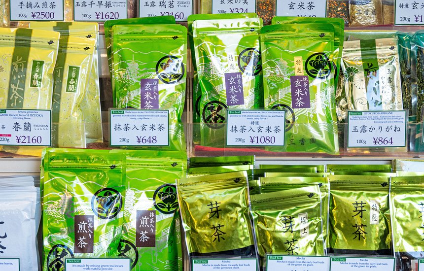 Продажа чая матча на токийском рынка в декабре 2024 года. Японский зеленый чай матча может стать дефицитом: почему его не хватает на всех