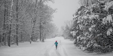 Зимний бег: как выбрать экипировку и какие правила стоит соблюдать