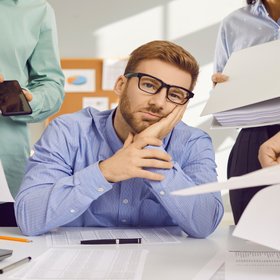 Люди в России жалуются на усталость и выгорание, чтобы им повысили зарплату