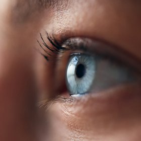 Слепой женщине пересадили зуб в глаз, и теперь она снова может видеть