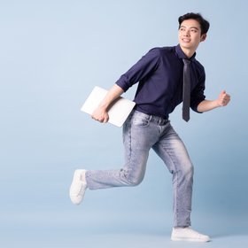 Китайская компания уволила сотрудника из-за шагомера: мужчина взял отгул из-за болей в спине и ноге, но в тот день прошел 16 000 шагов