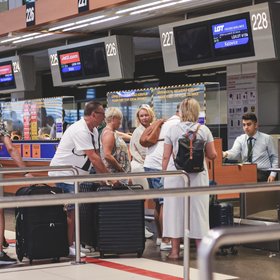 Работник аэропорта Саратова «штрафовал» опоздавших на регистрацию