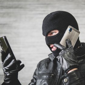 С 1 октября 2025 года в мобильных приложениях банков можно будет заявить о мошенничестве