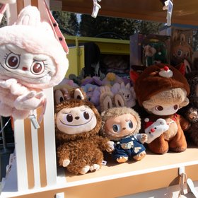 Зумеры оформляют страховку на своих Labubu перед путешествиями