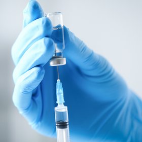 Вакцины от рака внесут в программу ОМС уже в 2026 году