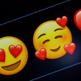 «Отвечаю по работе». Почему мы флиртуем в переписках с коллегами