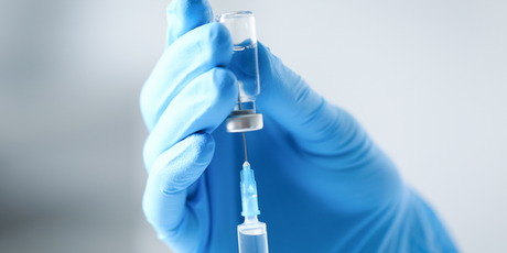 Вакцины от рака внесут в программу ОМС уже в 2026 году