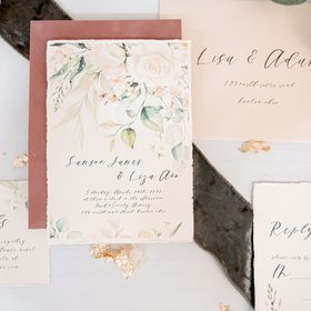 Новый свадебный тренд: вместо обычных пригласительных открыток пары отправляют хлеб с отпечатанным  на нем текстом приглашения