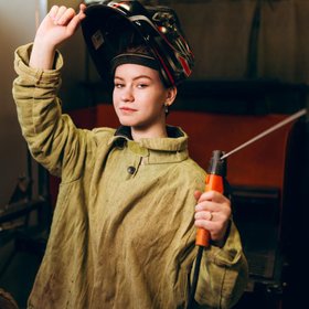 «Смотрите, девочка лучше вас варит»: студентка колледжа — о работе сварщицей на заводе