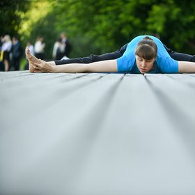 Летний антистресс: новый сезон бесплатных занятий йогой в парках Москвы