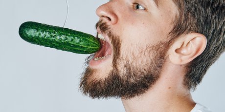 «Лизать огурец совершенно бессмысленно». Чему и зачем взрослым учиться в сексе