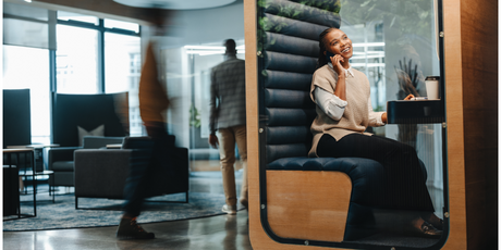 В московском метро появились кабинки для созвонов с шумоизоляцией