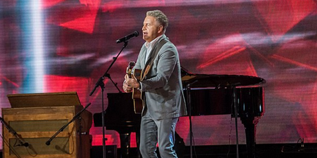 Леонид Агутин устроил концерт в самолете, который летел из Москвы в Сочи