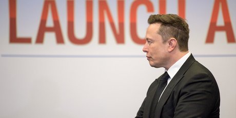 Илон Маск показал прототип чипа, который позволит соединить мозг и искусственный интеллект
