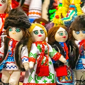 У зумеров новый тренд: они делают тряпичные куклы, похожие на их друзей, и берут с собой в путешествия