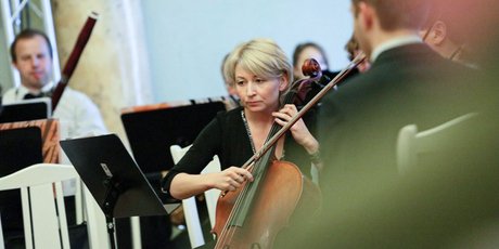 «Сначала было сложно играть даже час, потом вместе с мозолями появилась усидчивость». Как учат в музыкальной школе для взрослых