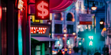 Доллар упал ниже 90 рублей впервые с сентября 2024-го