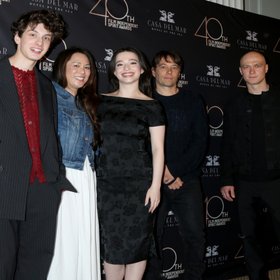 Художник воспроизвел сцены из фильма «Анора» в стиле дымковской игрушки. Марк Эдельштейн в восторге и шлет ему кружочки