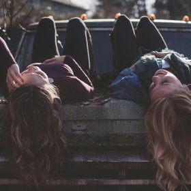«Бесит подруга, и я не знаю, как ей об этом сказать». 10 реплик о том, нужна ли современным людям дружба
