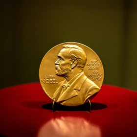 Нобелевскую премию по физике присудили за открытие квантового туннелирования на макроуровне