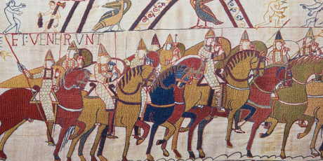 Британские ученые спорят, сколько кинжалов и фаллосов изображено на гобелене XI века