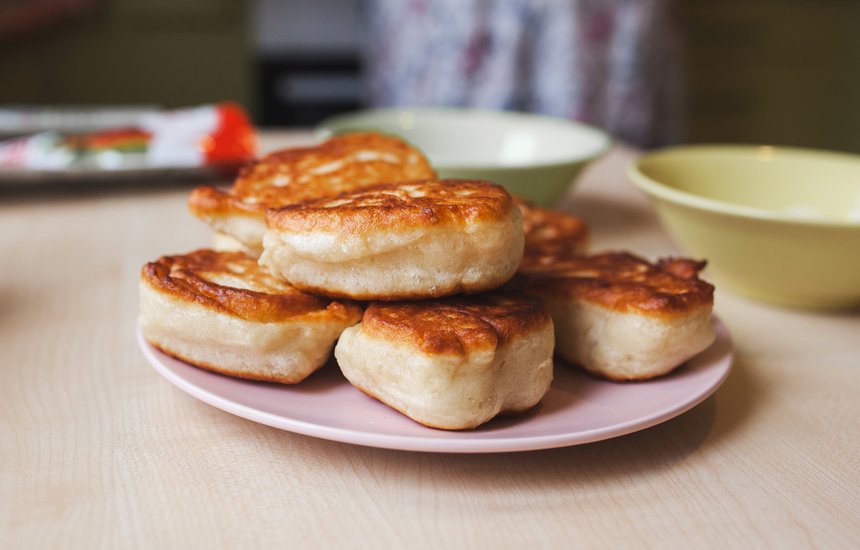 руки, домашний, русский, множественный, изоляция, тарелка, блины, еда, вкусный, ужин, жареный, густая, еда, маслянистый, сам, пучок, готовка, пушистый, кухня, сладкий, органический, стол;