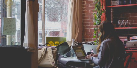 Монотонные звуки и приятные виды: почему нам так нравится работать в кофейнях