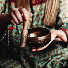 «Кто-то, кажется, слегка похрапывает на фоне»: медитация с поющими чашами – глазами студентки-медика