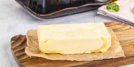 В соцсетях новый тренд: девушки пачками едят сливочное масло